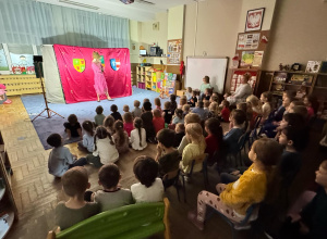 Przedstawienie teatralne pt "Żabi królewicz" w wykonaniu teatru Widzimisie