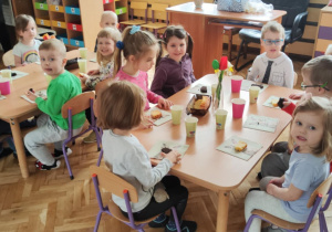Zdjęcie przedstawia dzieci podczas poczęstunku Wielkanocnego