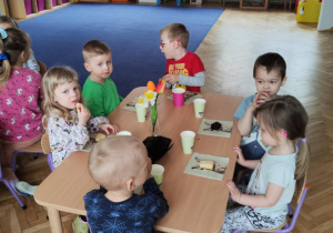 Zdjęcie przedstawia dzieci podczas poczęstunku Wielkanocnego
