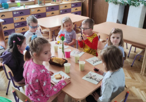 Zdjęcie przedstawia dzieci podczas poczęstunku Wielkanocnego