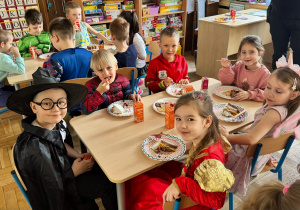 Zdjęcie przedstawia dzieci świętujące urodziny koleżanki