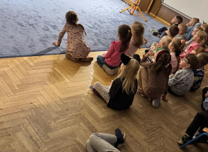 Przedstawienie teatralne pt "Samolubny olbrzym" w wykonaniu teatru Widzimisie
