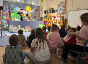 Przedstawienie teatralne pt "Jaś i Małgosia" w wykonaniu teatru Widzimisie