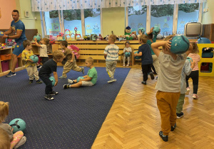 Zdjęcie przedstawia dzieci podczas zajęć sportowych