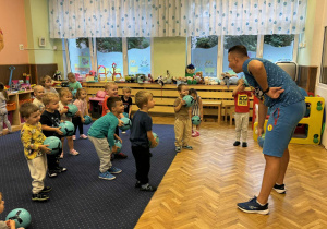 Zdjęcie przedstawia dzieci podczas zajęć sportowych