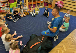 Zdjęcie przedstawia dzieci podczas zajęć sportowych
