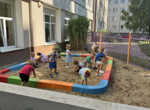 Pierwsze zabawy w ogrodzie przedszkolnym