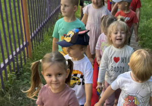 Zdjęcie przedstawia dzieci podczas spaceru