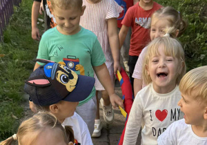 Zdjęcie przedstawia dzieci podczas spaceru