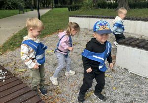 Zdjęcie przedstawia dzieci podczas zabaw w parku