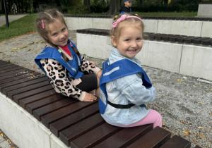 Zdjęcie przedstawia dzieci podczas zabaw w parku