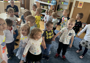 Zdjęcie przedstawia dzieci podczas zabaw z okazji dnia kropki