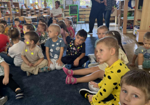 Zdjęcie przedstawia dzieci podczas zabaw z okazji dnia kropki