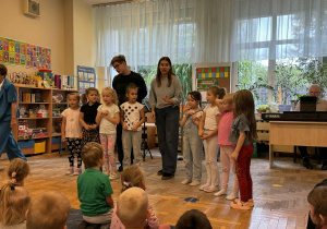 Zdjęcie przedstawia dzieci podczas koncertu muzycznego w przedszkolu