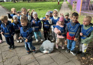 Zdjęcie przedstawia dzieci podczas akcji sprzątanie świata