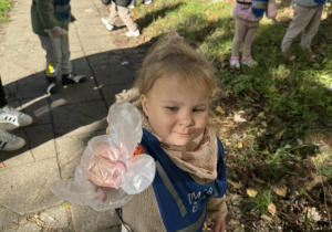 Zdjęcie przedstawia dzieci podczas akcji sprzątanie świata
