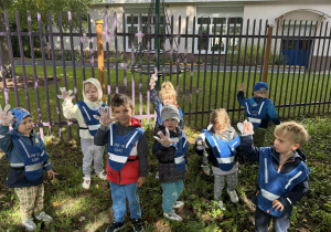 Zdjęcie przedstawia dzieci podczas akcji sprzątanie świata