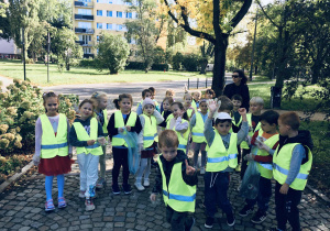 Zdjęcie przedstawia dzieci podczas sprzątania swiata