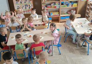 Zdjęcie przedstawia dzieci świętujące urodziny kolegi z grupy