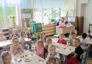 Zdjęcie przedstawia dzieci świętujące urodziny kolegi z grupy