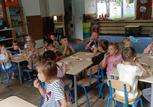 Zdjęcie przedstawia dzieci świętujące urodziny kolegi z grupy