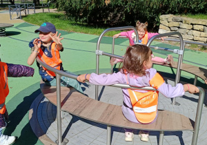 Zdjęcie przedstawia dzieci bawiące się na placu zabaw