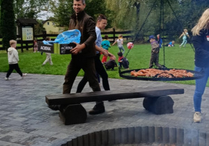 Zdjęcie przedstawia dzieci podczas wycieczki do leśnictwa
