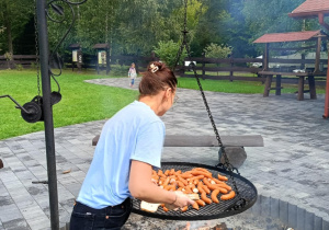 Zdjęcie przedstawia dzieci podczas wycieczki do leśnictwa