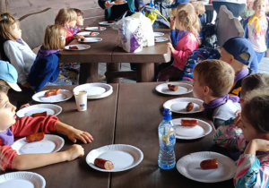Zdjęcie przedstawia dzieci podczas wycieczki do leśnictwa