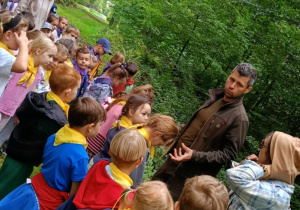 Zdjęcie przedstawia dzieci podczas wycieczki do leśnictwa