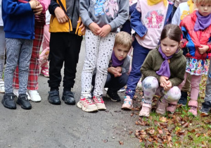 Zdjęcie przedstawia dzieci podczas wycieczki do leśnictwa