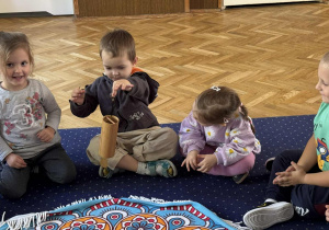 Zdjęcie przedstawia dzieci podczas ćwiczeń jogi