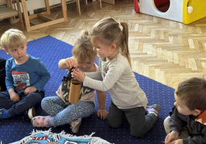 Zdjęcie przedstawia dzieci podczas ćwiczeń jogi