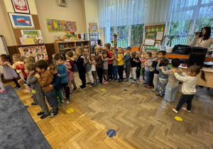 Zdjęcie przedstawia dzieci podczas koncertu muzycznego