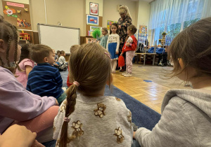 Zdjęcie przedstawia dzieci podczas koncertu muzycznego