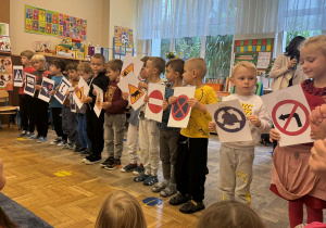 Zdjęcie przedstawia dzieci podczas koncertu muzycznego