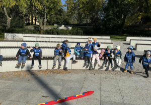 Zdjęcie przedstawia dzieci podczas zbierania kasztanów