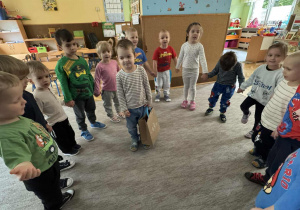 Zdjęcie przedstawia dzieci podczas urodzin kolegi