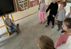Zdjęcie przedstawia dzieci podczas urodzin kolegi