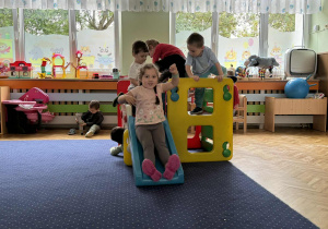 Zdjęcie przedstawia dzieci podczas zabaw w sali