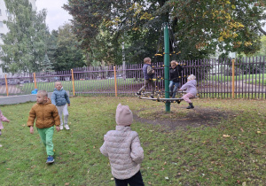 Zdjęcie przedstawia dzieci podczas zabaw w ogrodzie