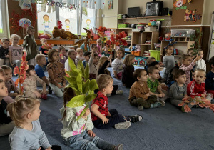 Zdjęcie przedstawia dzieci podczas koncertu muzycznego w przedszkolu