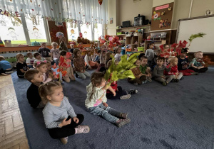 Zdjęcie przedstawia dzieci podczas koncertu muzycznego w przedszkolu