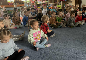 Zdjęcie przedstawia dzieci podczas koncertu muzycznego w przedszkolu