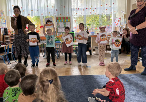 Zdjęcie przedstawia dzieci podczas koncertu muzycznego w przedszkolu