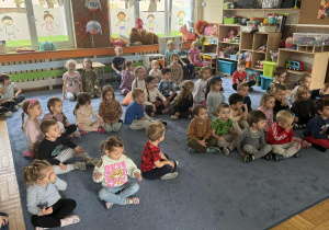 Zdjęcie przedstawia dzieci podczas koncertu muzycznego w przedszkolu