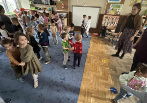 Zdjęcie przedstawia dzieci podczas koncertu muzycznego w przedszkolu