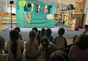 Zdjęcie przedstawia dzieci podczas przedstawienia teatralnego