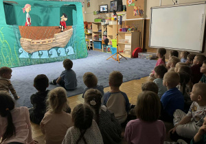 Zdjęcie przedstawia dzieci podczas przedstawienia teatralnego