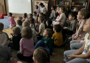 Zdjęcie przedstawia dzieci podczas przedstawienia teatralnego